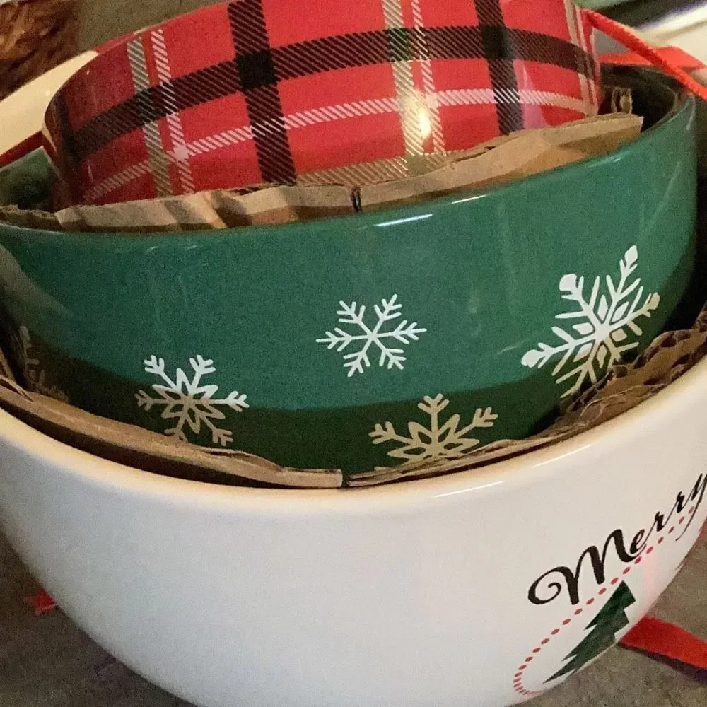 Merry Christmas 3 Bowl Set with 2 Robert Stanley Towels